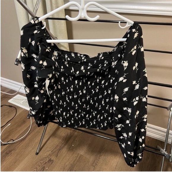 American Eagle black floral cropped smocked flowy sleeve top - Picture 2 of 5